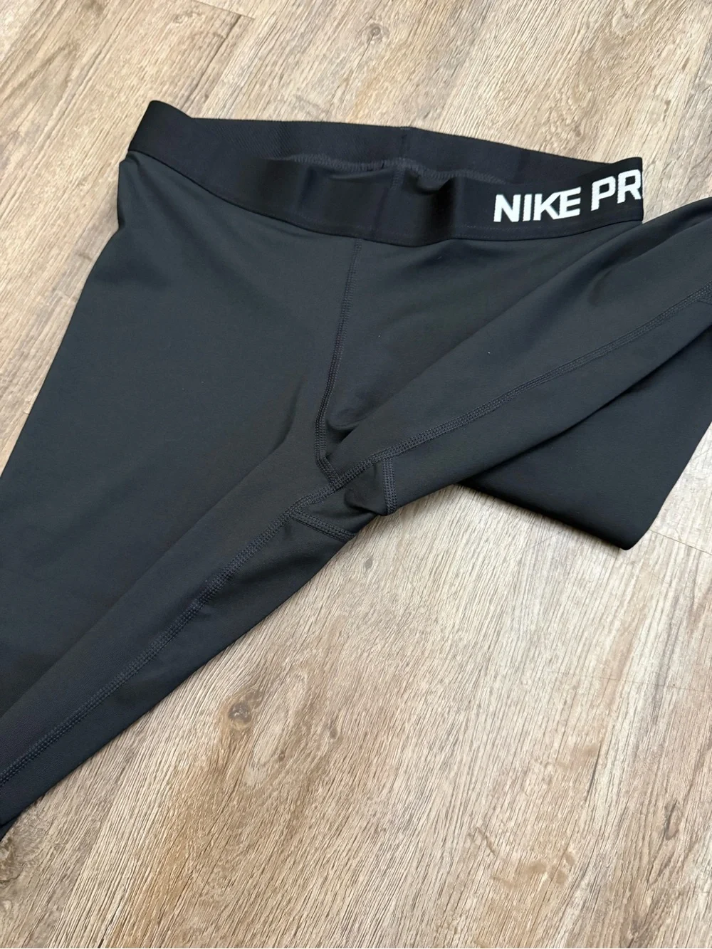 Nike Pro • Mid Rise Capri Leggings